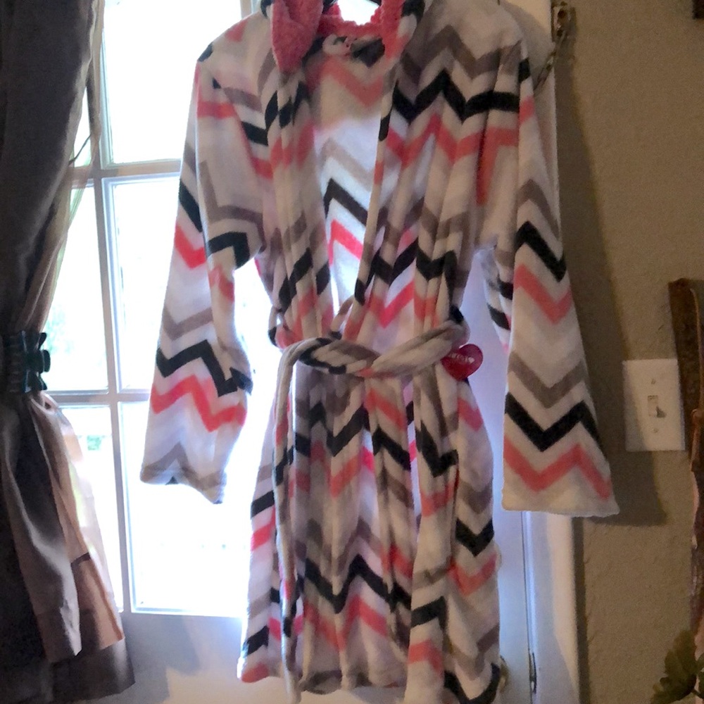 NWT Tarea 🤍🩶 by Rue21 plush robe. Grey black, neon pink & white chevron design